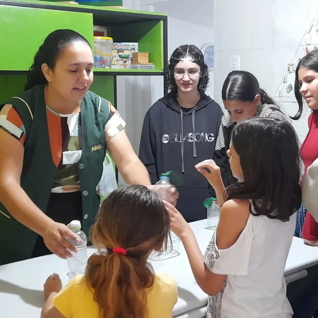 Hoje é dia de TBT! Nada melhor do que relembrar nossa primeira semana de aula na ABIG, cheia de descobertas e aprendizado. Os experimentos não são apenas atividades divertidas, mas uma poderosa ferramenta para desenvolver a observação, o raciocínio lógico e a curiosidade dos estudantes. Quando eles testam, questionam e descobrem, o aprendizado se torna significativo e motivador. Que essa tenha sido apenas a primeira de muitas experiências incríveis ao longo do ano!

#ABIG #tbt #aprendizado #experimentos #ciência #aprendendobrincando #aprenderédivertido